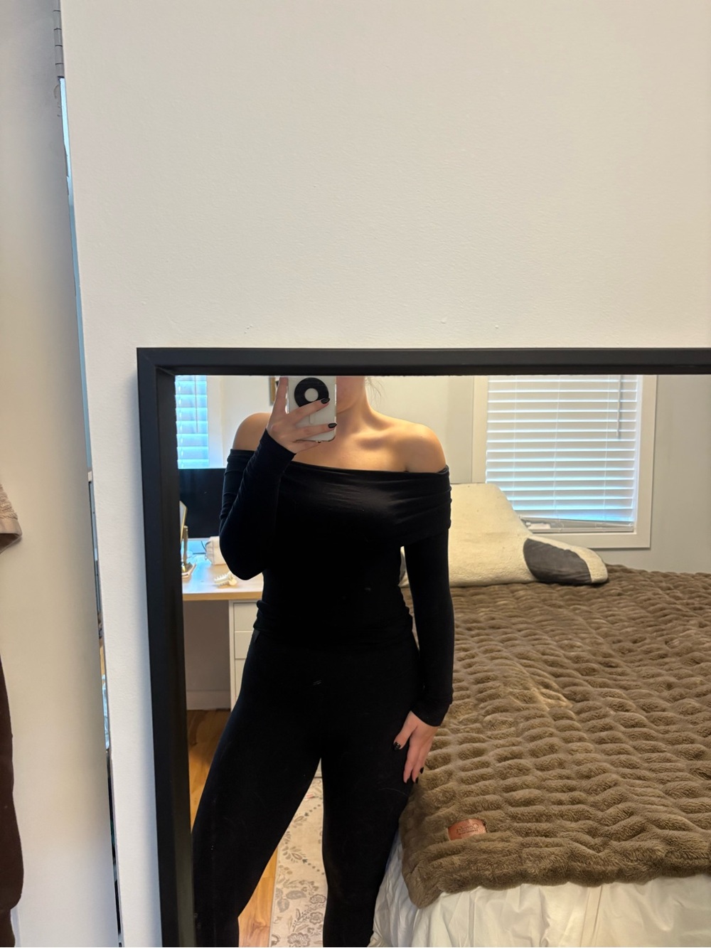 ARITZIA - BABATON Off-Shoulder Long Sleeve Women’s Top - Black